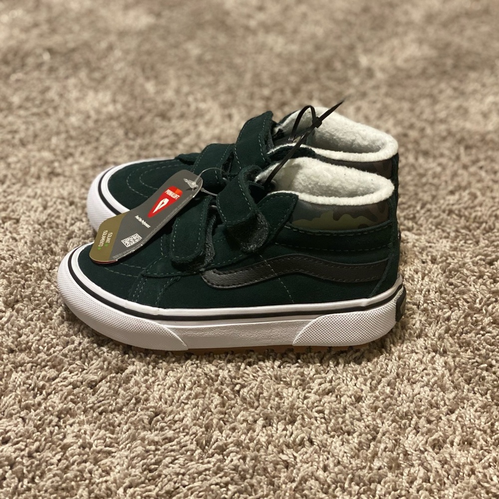 NWT kids size 11 Vans (Sk8-Mid Reissue)